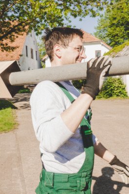 Jakob trägt eine Nisthilfe 